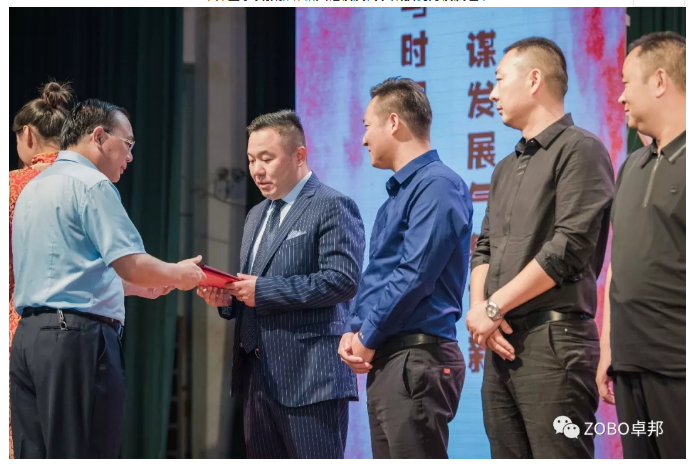 卓邦董事長張新峰應(yīng)邀出席漯河職業(yè)技術(shù)學(xué)院辦學(xué)20周年校慶大會(huì) 卓邦董事長張新峰應(yīng)邀出席漯河職業(yè)技術(shù)學(xué)院辦學(xué)20周年校慶大會(huì)