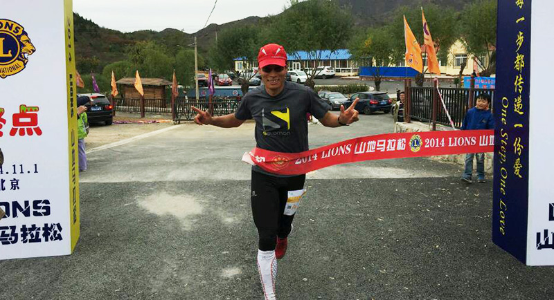 以愛之名，貼地疾行