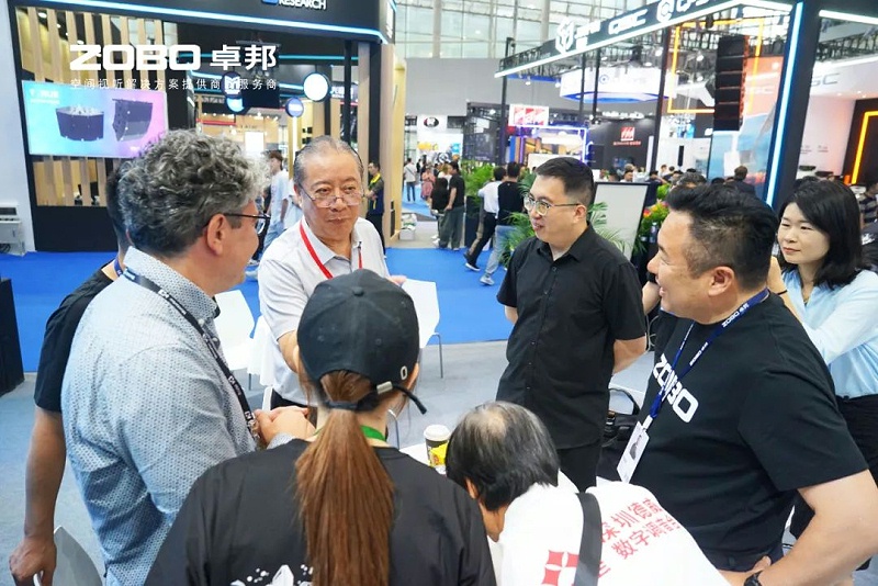 3 ZOBO卓邦在本次廣州展會(huì)已如火如荼進(jìn)行到第3天，雖說(shuō)是臨近尾期，但無(wú)論從展臺(tái)內(nèi)氛圍還是現(xiàn)場(chǎng)人流對(duì)比前兩日現(xiàn)場(chǎng)氣氛，依然是活力滿滿，專業(yè)觀眾和買家依舊絡(luò)繹不絕! 展會(huì)現(xiàn)場(chǎng) 第三天的ZOBO卓邦展位現(xiàn)場(chǎng)，依然高朋滿座、人氣爆棚。展會(huì)期間吸引了眾多觀眾朋友們前來(lái)觀摩、詢問(wèn)，參展團(tuán)隊(duì)成員們始終熱情接待，每一次溝通都傾盡全力，每一次服務(wù)都認(rèn)真對(duì)待，只為客戶安心。 現(xiàn)場(chǎng) · 交流 展會(huì)現(xiàn)場(chǎng)，ZOBO卓邦的展位人潮涌動(dòng)，參觀者絡(luò)繹不絕。公司展示了多款新研發(fā)的音響產(chǎn)品，其中不乏行業(yè)內(nèi)的創(chuàng)新之作。這些產(chǎn)品不僅在技術(shù)上領(lǐng)先，更在設(shè)計(jì)和應(yīng)用上展現(xiàn)出了ZOBO卓邦對(duì)市場(chǎng)的敏銳洞察力和對(duì)用戶需求的深刻理解。 卓邦展臺(tái)的人氣爆棚，無(wú)數(shù)觀眾駐足觀看，咨詢不斷。參展首日盛況，相信大家已經(jīng)感受到，卓邦為大家?guī)?lái)重磅產(chǎn)品及服務(wù)亮相本次展會(huì)。 技術(shù) · 講解 ZOBO卓邦在展會(huì)期間，不僅提供了專業(yè)的技術(shù)講解和產(chǎn)品演示，還積極回答用戶的問(wèn)題，解決用戶的疑慮。這種周到、細(xì)致的服務(wù)，讓用戶在感受到公司技術(shù)實(shí)力的同時(shí)，也體驗(yàn)到了公司真誠(chéng)的服務(wù)態(tài)度。 ZOBO卓邦的展位依然熱鬧非凡。公司的技術(shù)人員和銷售人員熱情地向參觀者介紹產(chǎn)品的特點(diǎn)和優(yōu)勢(shì)，解答他們的疑問(wèn)和困惑。許多參觀者都對(duì)ZOBO卓邦的產(chǎn)品表示了濃厚的興趣，并紛紛表示希望與公司建立合作關(guān)系，共同開(kāi)拓市場(chǎng)。這不僅是對(duì)公司技術(shù)實(shí)力的認(rèn)可，更是對(duì)公司服務(wù)品質(zhì)的肯定。 聚焦 · 產(chǎn)品 此次展會(huì)的成功舉辦，不僅進(jìn)一步鞏固了ZOBO卓邦在音視頻行業(yè)的地位，也為公司未來(lái)的發(fā)展奠定了堅(jiān)實(shí)的基礎(chǔ)。未來(lái)，ZOBO卓邦將繼續(xù)秉承“以技術(shù)贏市場(chǎng)，以服務(wù)樹(shù)口碑”的經(jīng)營(yíng)理念，不斷提升技術(shù)實(shí)力和服務(wù)品質(zhì)，為用戶提供更加優(yōu)質(zhì)的產(chǎn)品和服務(wù)。同時(shí)，公司也將積極參與行業(yè)內(nèi)的交流和合作，推動(dòng)整個(gè)行業(yè)的發(fā)展和進(jìn)步。 展會(huì)期間，公司展示了多款新技術(shù)產(chǎn)品，這些產(chǎn)品不僅在設(shè)計(jì)上獨(dú)具匠心，更在性能上實(shí)現(xiàn)了重大突破。這些創(chuàng)新技術(shù)的應(yīng)用，不僅提升了產(chǎn)品的競(jìng)爭(zhēng)力，也為用戶帶來(lái)了更好的使用體驗(yàn)。